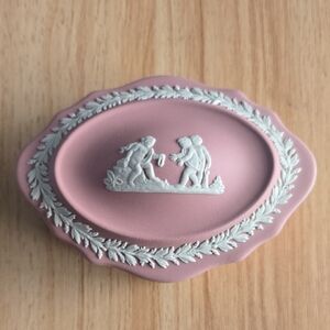 Wedgwood Pink Scolloped Box S/S